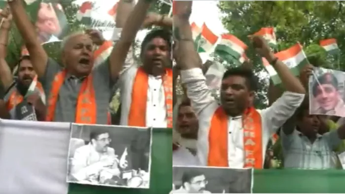अनंतनाग में हुई शहादतों पर भड़का लोगों का गुस्सा, पाकिस्तान के फूंके झंडे
