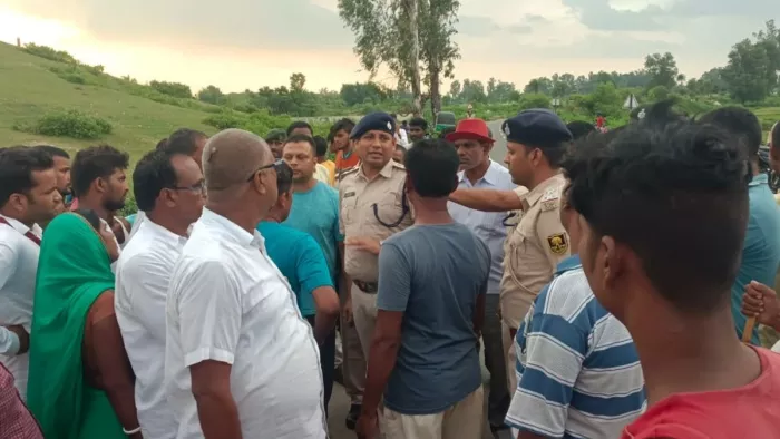 जमुई में नानी-नाती को ट्रक ने कुचला, आक्रोशित लोगों को समझाते एसडीपीओ