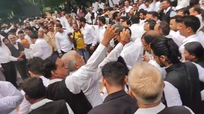 UP Lawyers Strike: लखनऊ में हजारों की संख्या में जुटे वकीलों ने किया हापुड़ लाठीचार्ज का विरोध