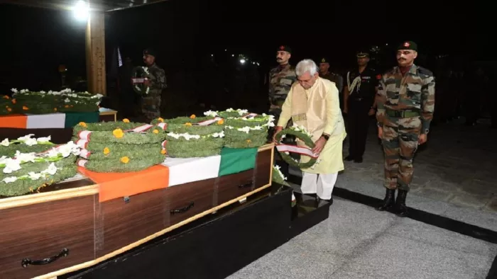 कर्नल मनप्रीत सिंह और मेजर आशीष धौंचक को उपराज्यपाल मनोज सिन्हा ने दी श्रद्धांजलि
