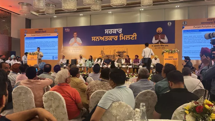 उद्योगपतियों से मुलाकात कर रहे सीएम मान और आप सुप्रीमो अरविंद केजरीवाल।