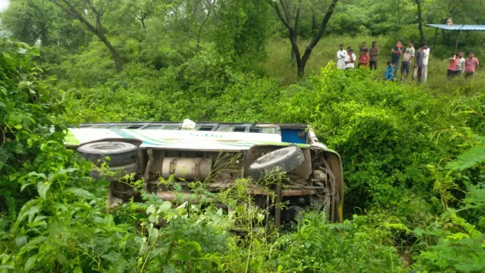 रूपनगर के नूरपुरबेदी-बलाचौर मार्ग पर पलटी मिनी बस।