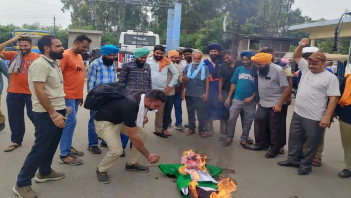 पंजाब रोडवेज-पनबस पीआरटीसी कॉन्ट्रैक्ट यूनियन ने फूंका राज्य सरकार का पुतला।