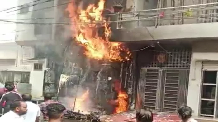ब्लैकमेलिंग से परेशान शख्स ने लगाई आग।