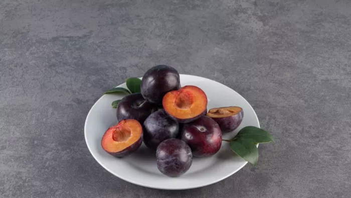 Health Benefits Of Plums: गुणों का खजाना है आलूबुखारा