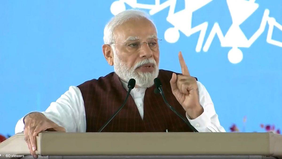 pm modi in mp live pm modi reached bhopal left for bina by helicopter give big gift to madhya pradesh