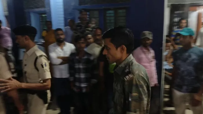 सदर अस्पताल में पुलिस पदाधिकारियों से घटना की जानकारी लेते एसपी विनय तिवारी