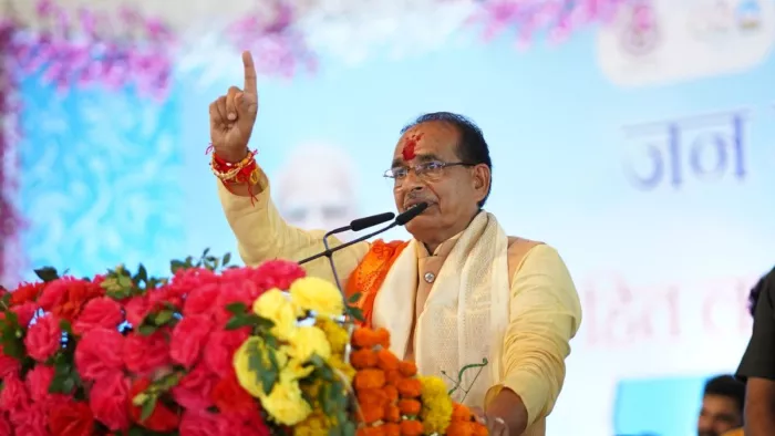 सीहोर में जनसभा को संबोधित करते हुए मुख्यमंत्री शिवराज (फोटो: @OfficeofSSC)