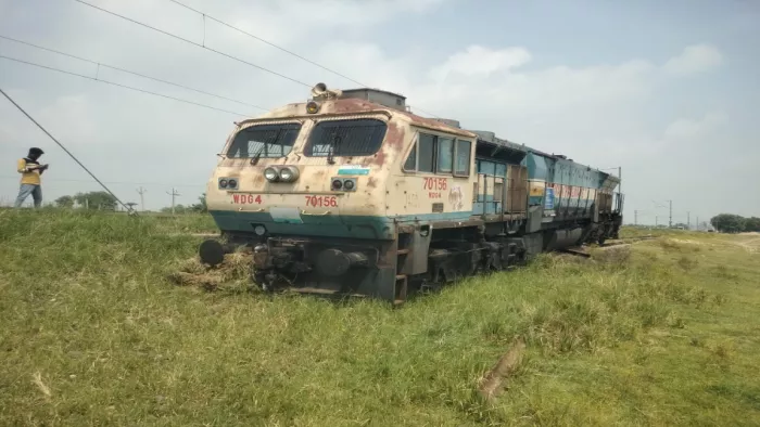 गया के वजीरगंज में पटरी से उतरकर खेत में चला गया रेल इंजन (जागरण)