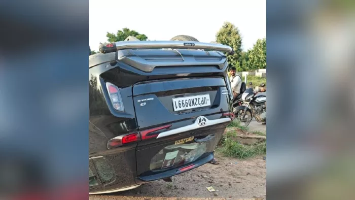 कानपुर-इटावा हाईवे पर गांव भाऊपुर के पास पलटी पड़ी कार। पुलिस