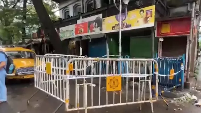 कोलकाता के एसएन बनर्जी रोड पर जोरदार धमाका। (फोटो- आईएएनएस)