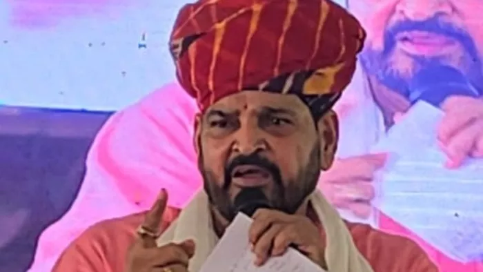 पूर्व सांसद का वीडियो इंटरनेट मीडिया पर वायरल हो रहा है।