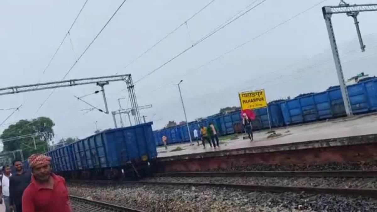 gaya news fatehpur goods train accident going at a speed of 70 got divided into two parts a major railway accident was avoided