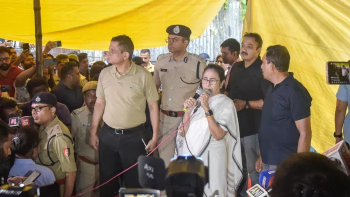 आंदोलन कर रहे डॉक्टरों से मिलीं ममता बनर्जी (फोटो-एएनआई)