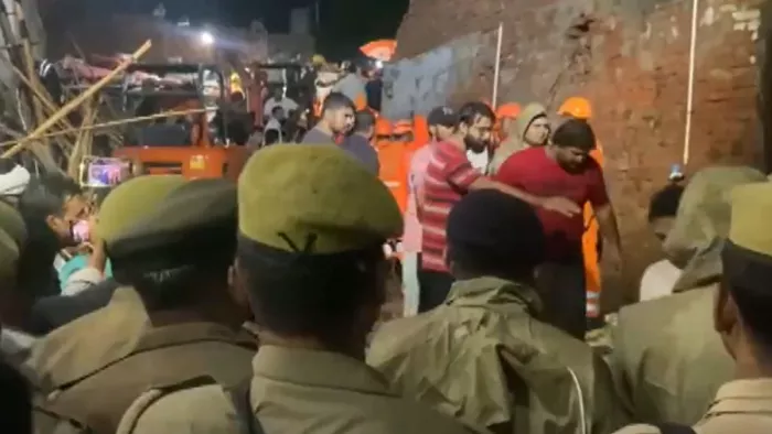 मेरठ में तीन मंजिला मकान गिरने से गईं 11 जिंदगियां