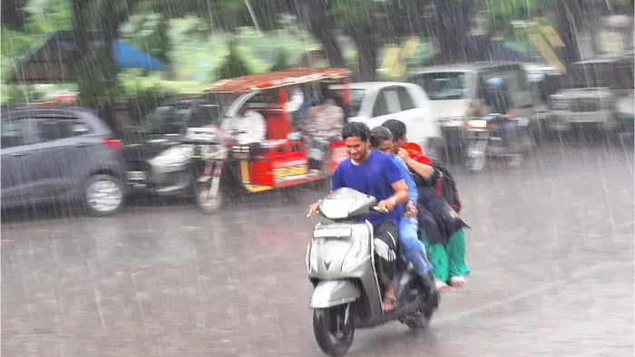 UP Weather News: बारिश की खबर में सांकेतिक तस्वीर का उपयोग किया गया है।