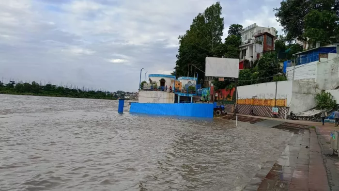 Rishikesh News: गंगा का जल स्तर चेतावनी रेखा को पार गया। जागरण