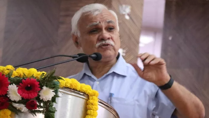 चौधरी चरणसिंह विश्वविद्यालय के सुभाषचंद्र बोस प्रेक्षागृह में गणमान्यजनों के साथ संवाद करते पूर्व मुख्य सचिव दुर्गा शंकर मिश्र। जागरण