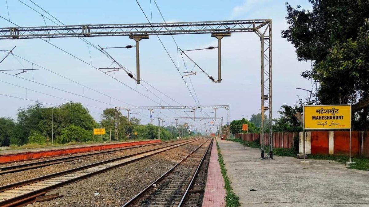 https://www.jagranimages.com/images/newimg/14092025/14_09_2025-_maheshkhunt_railway_station_24047184.jpg
