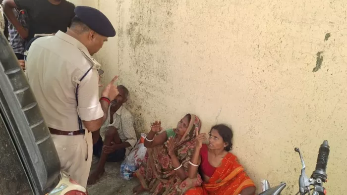 घटना के बाद मृतक बच्ची की मां से पूछताछ करती पुलिस। (जागरण)