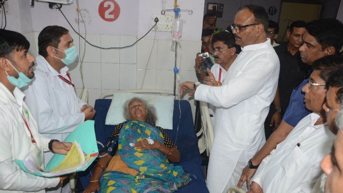 https://www.jagranimages.com/images/newimg/14092025/14_09_2025-barjesh_pathak_in_hospital_24046465.jpg