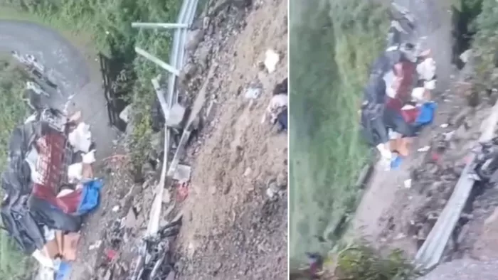 चंबा पठानकोट हाईवे पर मार्ग धंसने से दुर्घटनाग्रस्त ट्रक व बाइक। जागरण