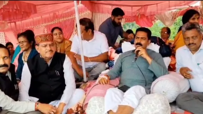 अनशन पर बैठे विधायक चंद्रशेखर के साथ एमएलए सुरेश कुमार और कैप्टन रणजीत सिंह। जागरण