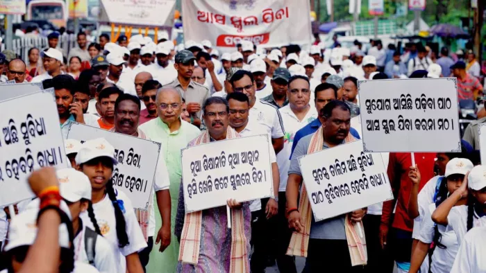केंद्रीय शिक्षा मंत्री धर्मेंद्र प्रधान पदयात्रा में हुए शामिल। फोटो जागरण