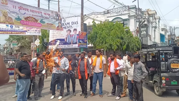 शिवसेना ने पाकिस्तान का फूंक दिया पुतला, नारेबाजी भी की।