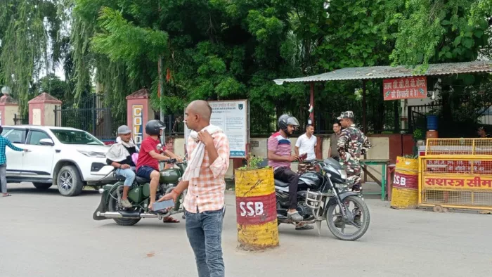 नेपाल जेल से भागे दो भारतीय नागरिकों को पुलिस ने पकड़ कर नेपाल को सौंपा।
