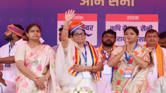 कौशांबी में जनसभा में कार्यकर्ताओं का अभिवादन स्वीकार करतीं अद कमेरावादी पाटी अध्यक्ष कृष्णा पटेल व अन्य। जागरण