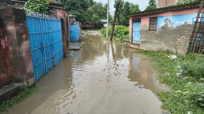 मुख्य सड़क बना नाला, स्कूलों के बच्चों को आने जाने में हो रही हैं समस्या।