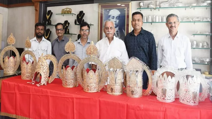 Prayagraj Ramlila पजावा रामलीला में श्रीराम, सीता, भरत, लक्ष्मण और शत्रुघ्न जी के लिए 150 पुराना मुकुट होगा। सौजन्य, कमेटी