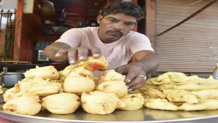 प्रयागराज की प्रसिद्ध स्वादिष्ट तली हुई टमाटर चाट बनाते की तैयारी करते पिंटू गुप्ता। जागरण