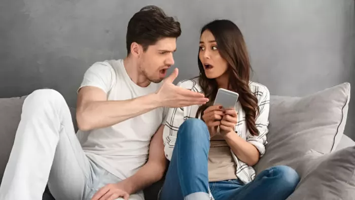 प्यार की चाशनी लिपटे होते हैं Manipulation के 5 संकेत (Image Source: Freepik)