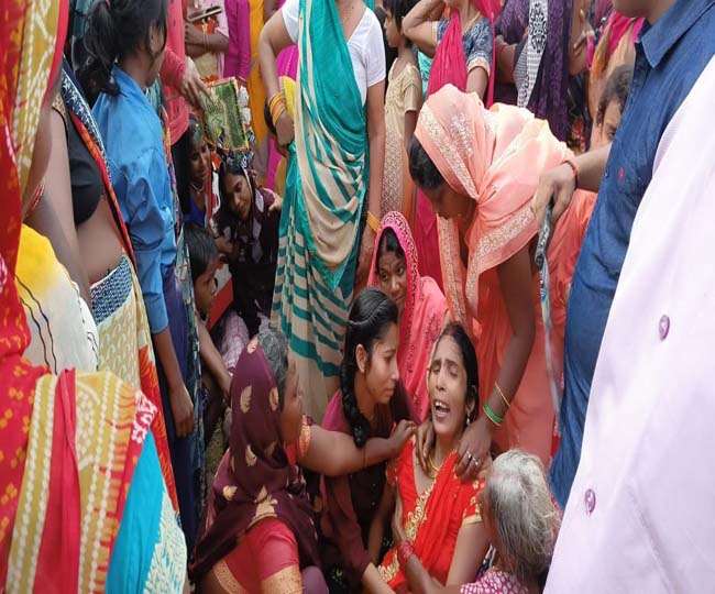भभुआ में घटना के बाद और रोती महिलाएं