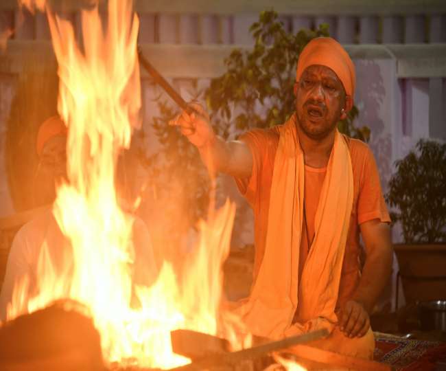 गोरखनाथ मंदिर में पूजा करते सीएम योगी आदित्यनाथ। - सौजन्य, गोरखनाथ मंदिर
