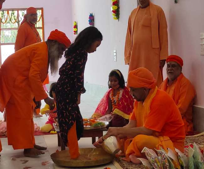 गोरखनाथ मंदिर में कन्या पूजन करते सीएम योगी आदित्यनाथ। - जागरण