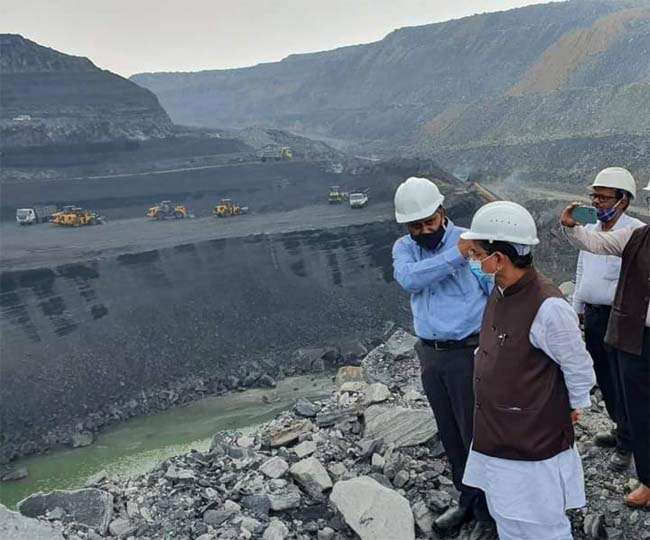सीसीसीएल के अशोका प्रोजेक्ट का जायजा लेते कोयला मंत्री प्रह्ललाद जोशी ( फोटो साैजन्य)।