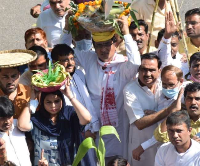 छठ पूजा पर रोक के खिलाफ मुख्यमंत्री केजरीवाल के आवास के पास प्रदर्शन करते दिल्ली प्रदेश कांग्रेस कार्यकर्ता