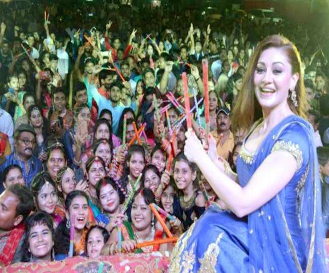 डांडिया नाइट का आनंद उठाते लोग। जागरण आर्काइव।
