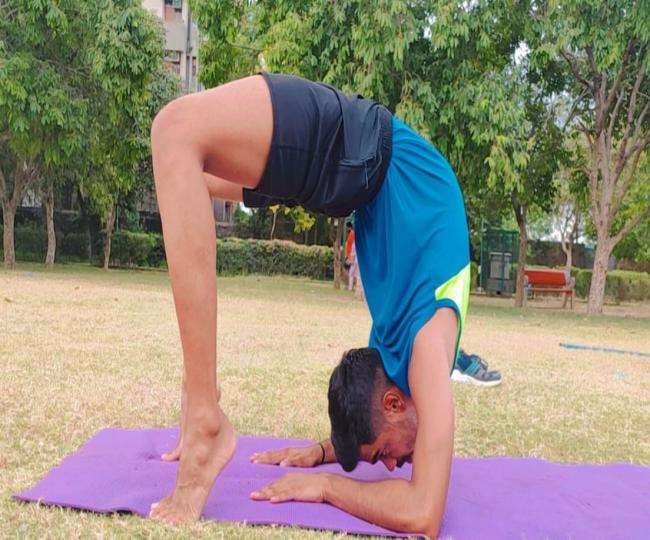 योग करने वाले हमेशा चुस्त-दुरुस्त रहते हैं।