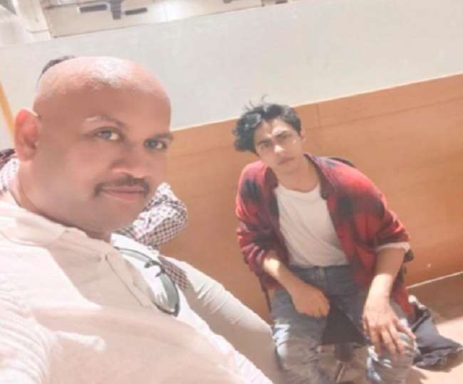 aryan khan drugs case pune police issue lookout circular against kp gosavi who took photo with shah rukh khan son