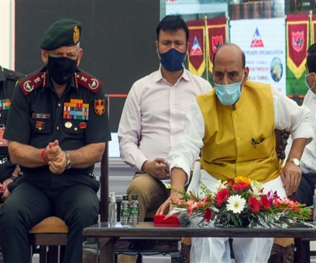 राजनाथ सिंह ने सेला सुरंग की मुख्य ट्यूब का रास्ता बनाए जाने की प्रक्रिया की शुरुआत की।