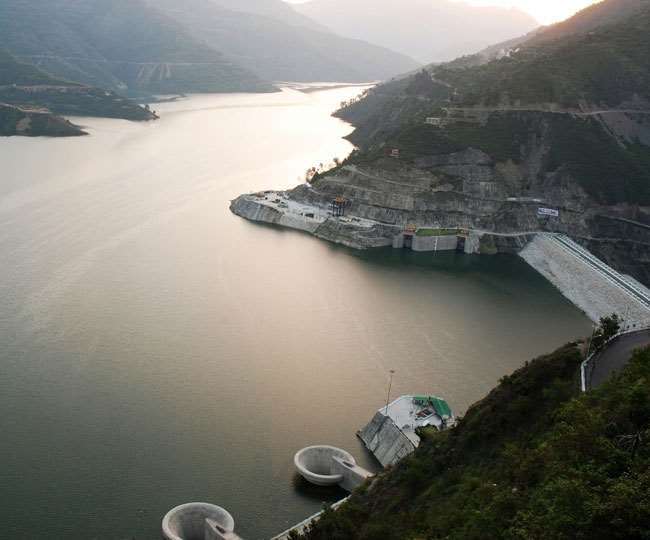 टिहरी बांध परियोजना भागीरथी नदी पर एक बहुउद्देश्यीय जल विद्युत परियोजना है।