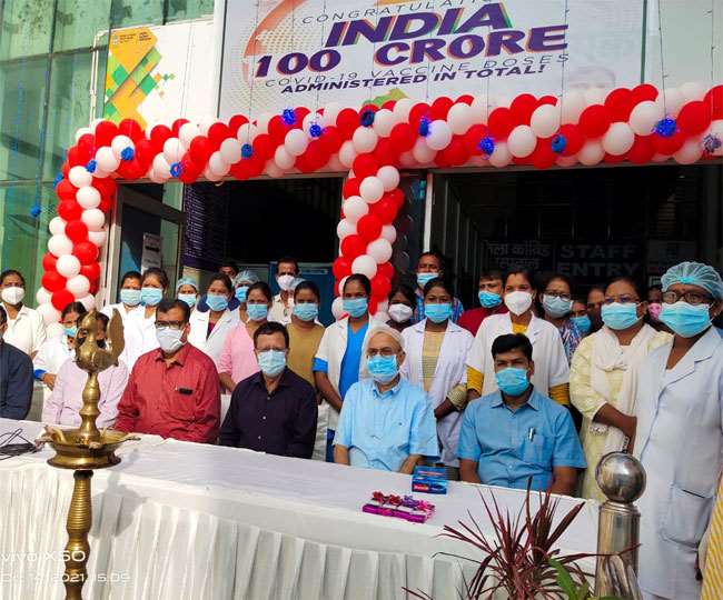 tika utsav celebrated in ranchi at various covid vaccination centers on getting 100 crore vaccinations in country