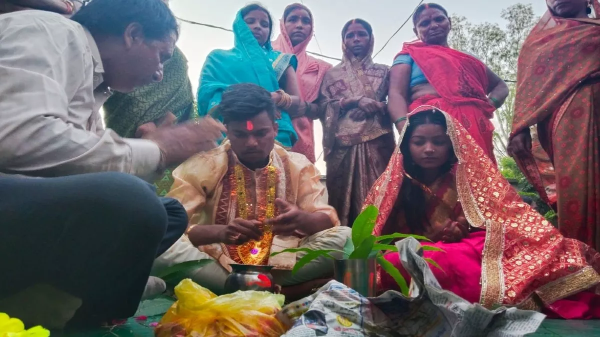 Amazing Marriage in Bihar: थाने में बजी शहनाई, प्रेमी-प्रेमिका संग लिए 7  फेरे, पुलिस वालों ने दिया आशीर्वाद - Amazing Marriage in Bihar: Shehnai  rang in police station, lover took seven rounds