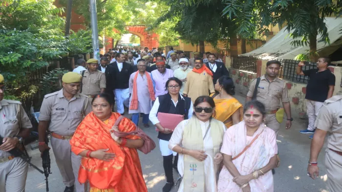 ज्ञानवापी मस्जिद में मिले शिवलिंग पर अदालत का फैसला आने की उम्मीद है।