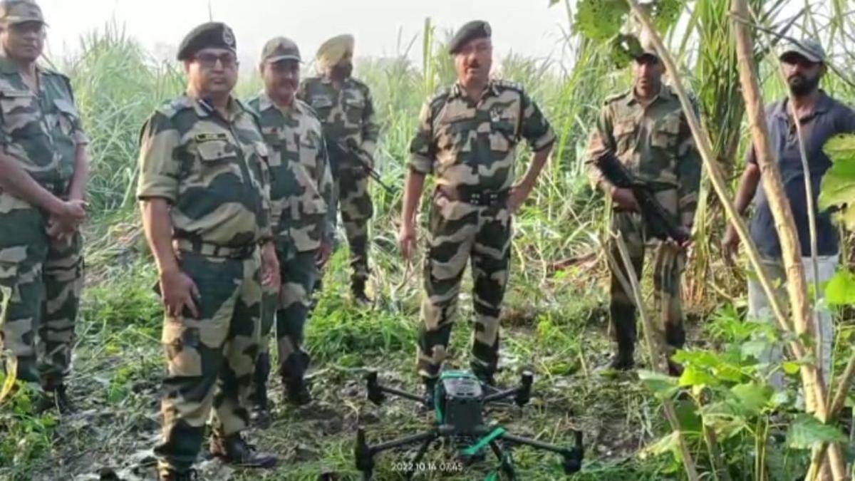 Punjab News: बीएसएफ ने भारतीय सीमा में घुसे पाकिस्तानी ड्रोन को मार गिराया,  चप्पे-चप्पे की ली जा रही तलाशी - BSF Shoots Down Pakistani Drone Gurdaspur  Border Punjab News