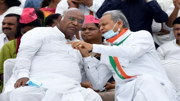 अशोक गहलोत ने खड़गे को दिया समर्थन